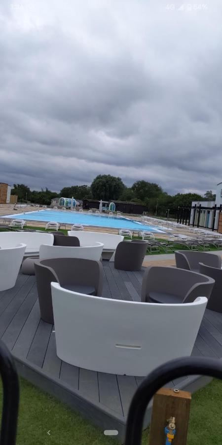 P&D'S Pearl Caravan At Tattershall Lakes Country Park Hotel Exterior foto
